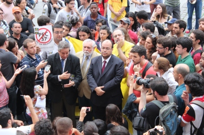 Vereadores se reuniram com manifestantes após o términa da Sessão.
